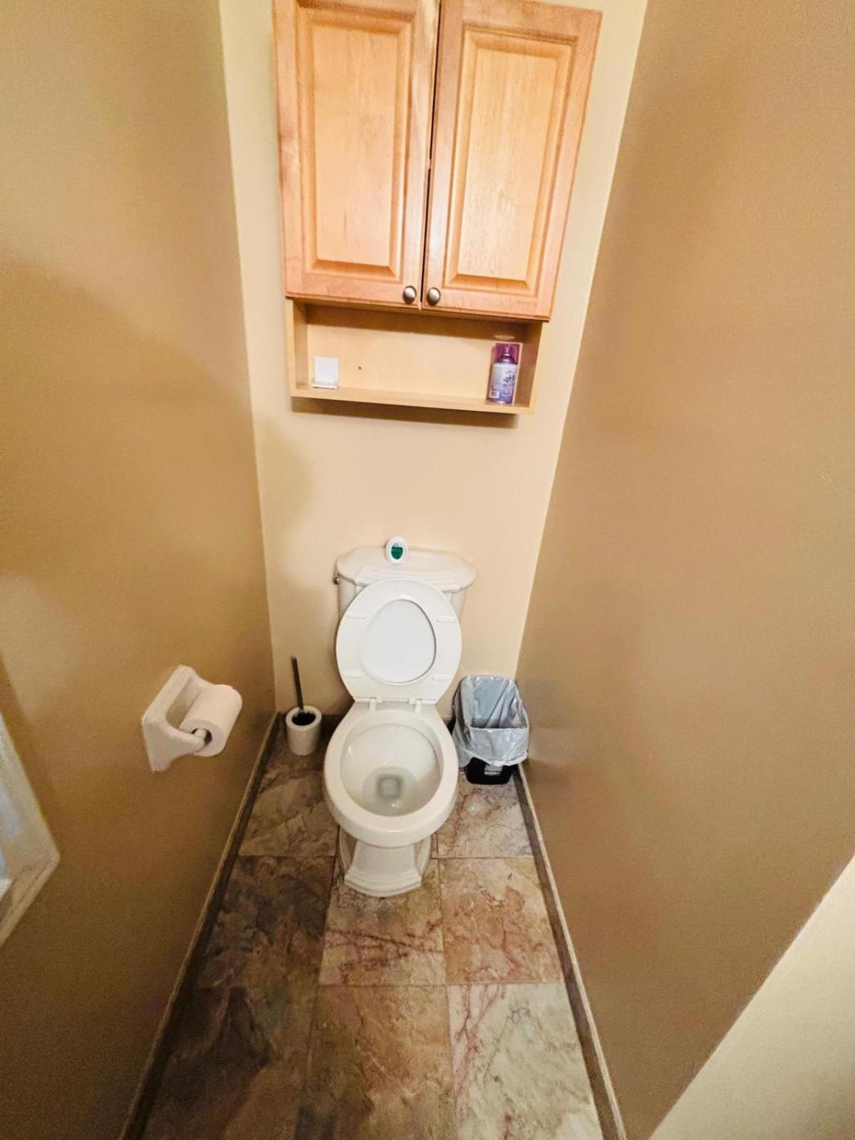 Room With Private Patio Next To Toronto Airport Миссиссага Экстерьер фото