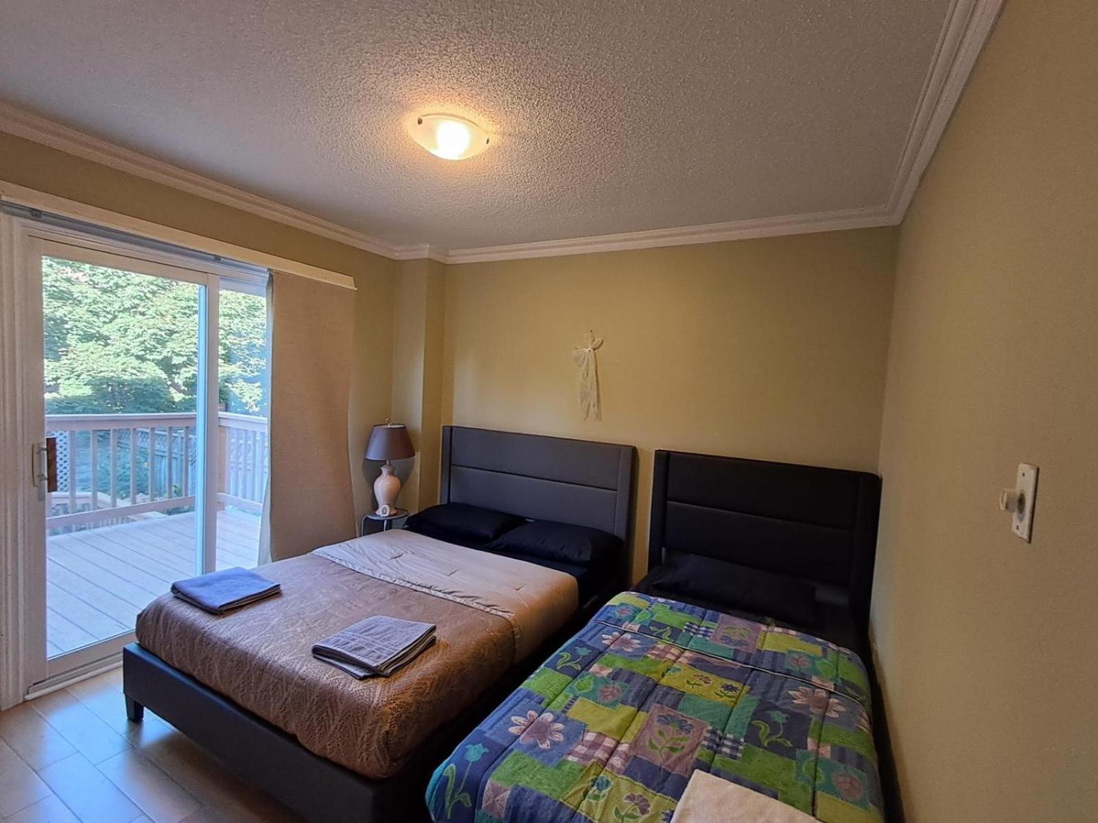 Room With Private Patio Next To Toronto Airport Миссиссага Экстерьер фото