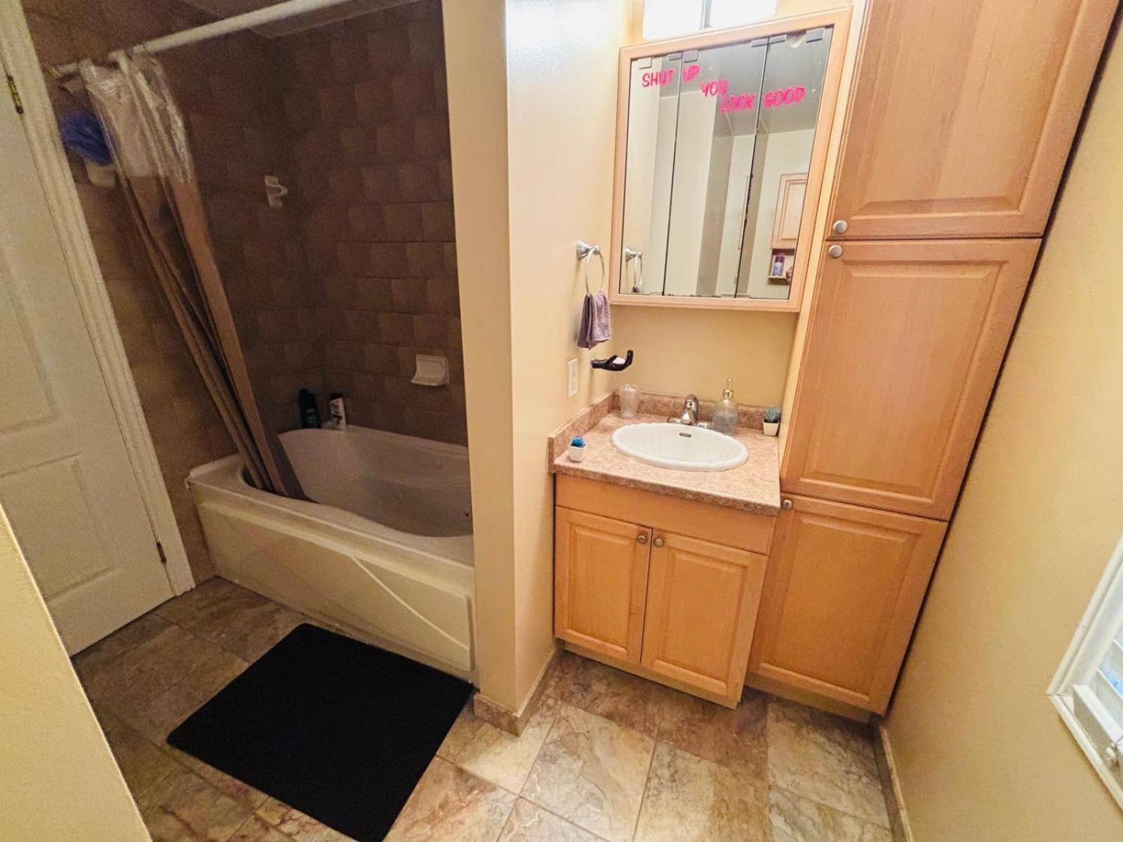 Room With Private Patio Next To Toronto Airport Миссиссага Экстерьер фото