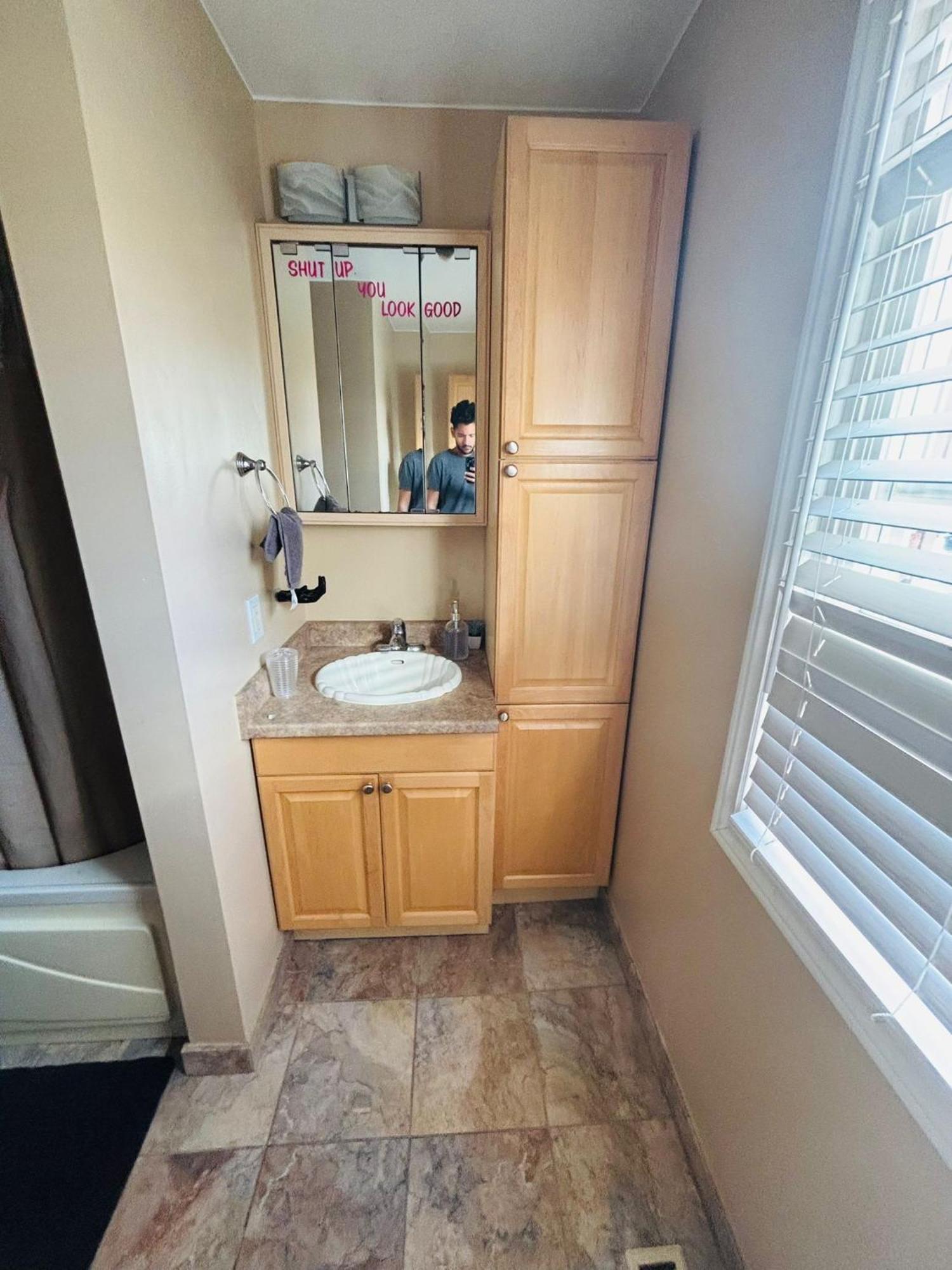 Room With Private Patio Next To Toronto Airport Миссиссага Экстерьер фото